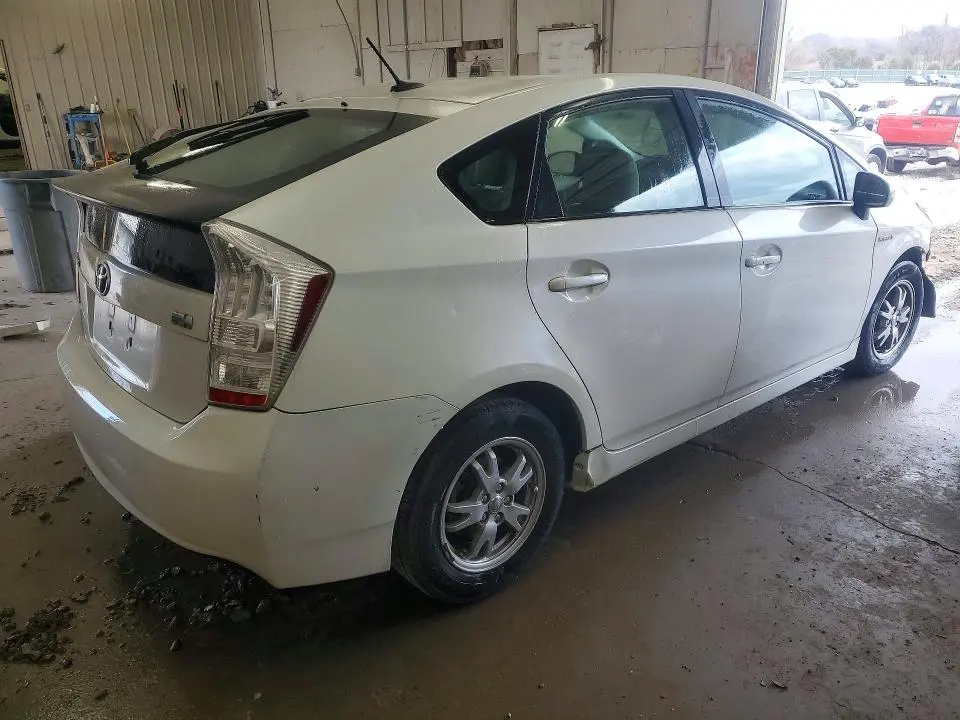 2010 TOYOTA PRIUS III  