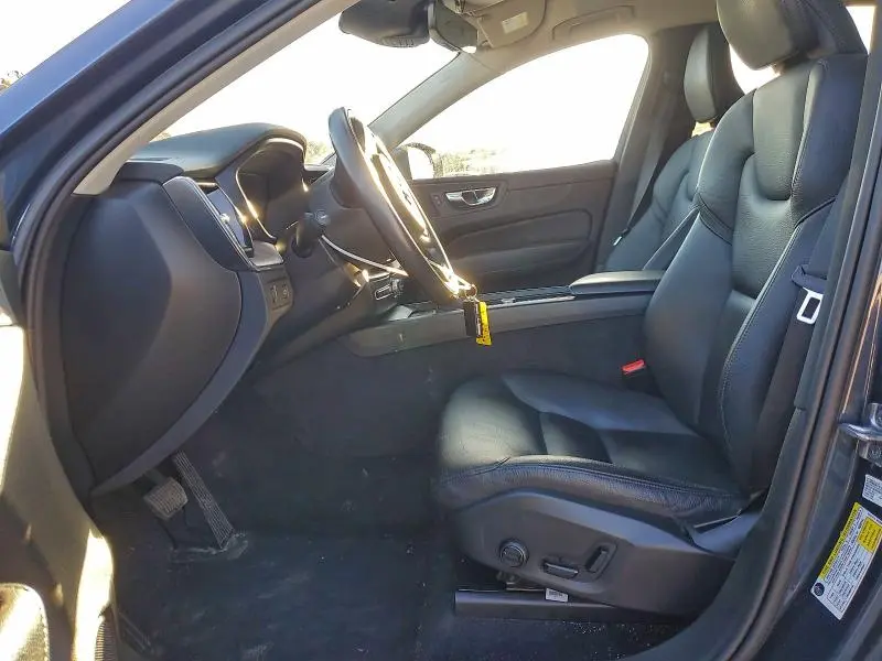 2021 VOLVO XC60 T6 MOMENTUM  