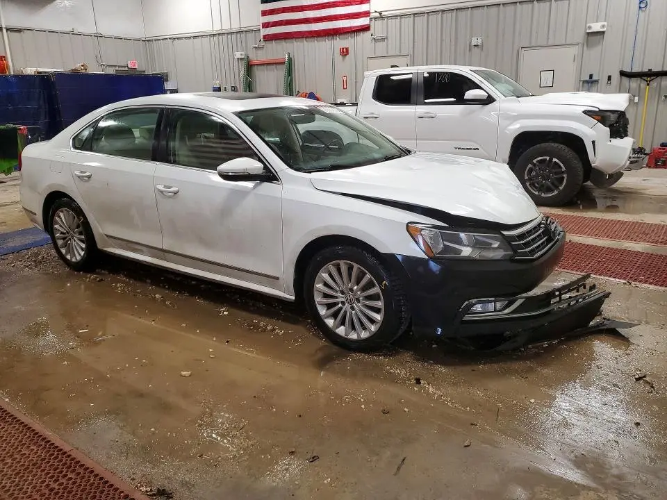 2016 VOLKSWAGEN PASSAT SE  