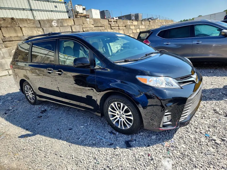 2018 TOYOTA SIENNA XLE 8-PASSENGER  