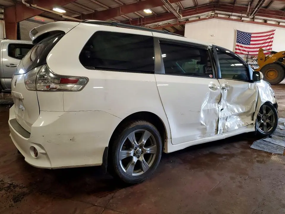 2018 TOYOTA SIENNA SE PREMIUM 8-PASSENGER  