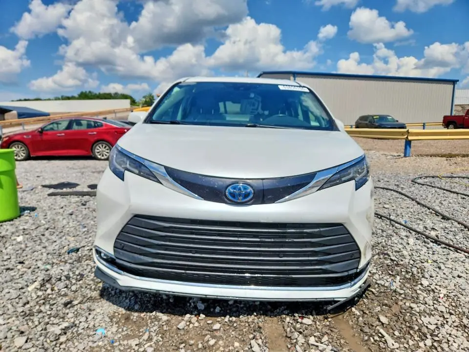 2022 TOYOTA SIENNA XLE  