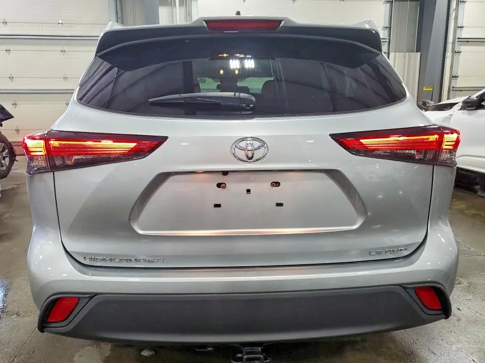 2022 TOYOTA HIGHLANDER LE  