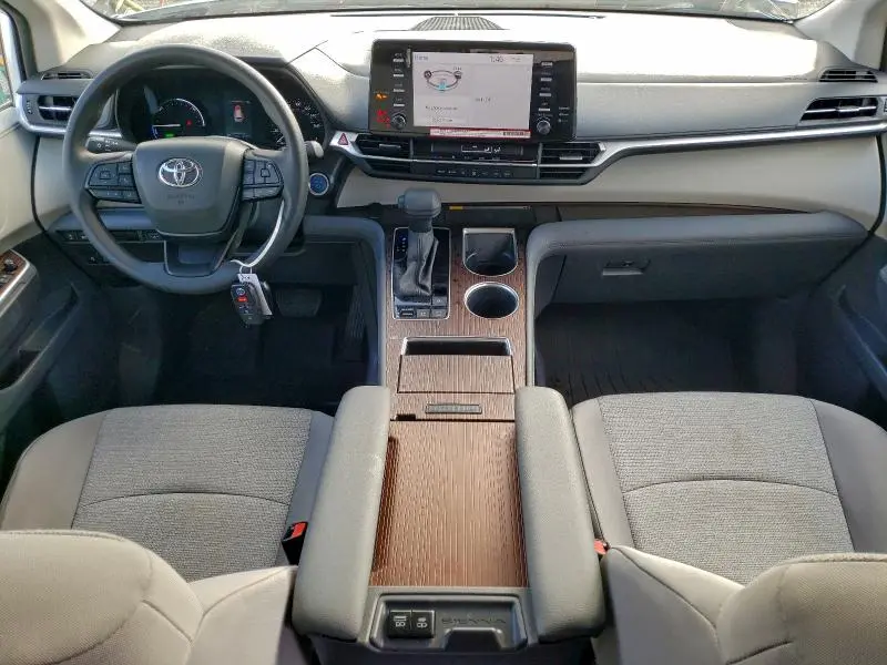2024 TOYOTA SIENNA LE  