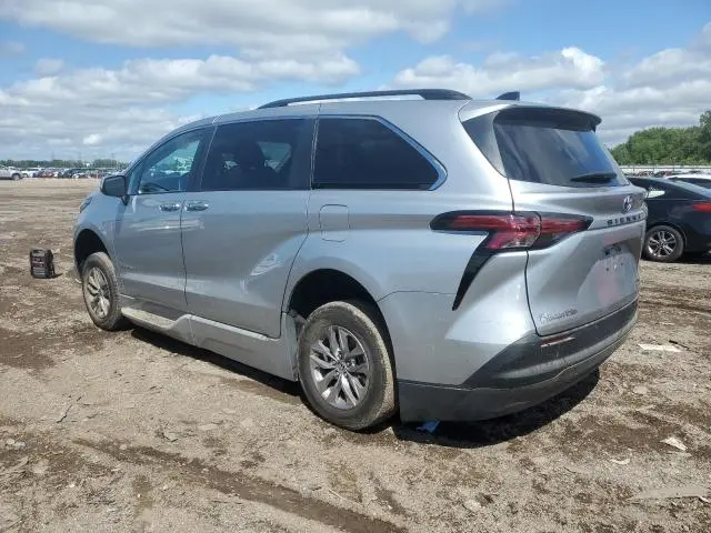 2022 TOYOTA SIENNA XLE  