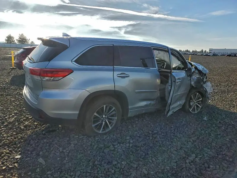 2017 TOYOTA HIGHLANDER SE  