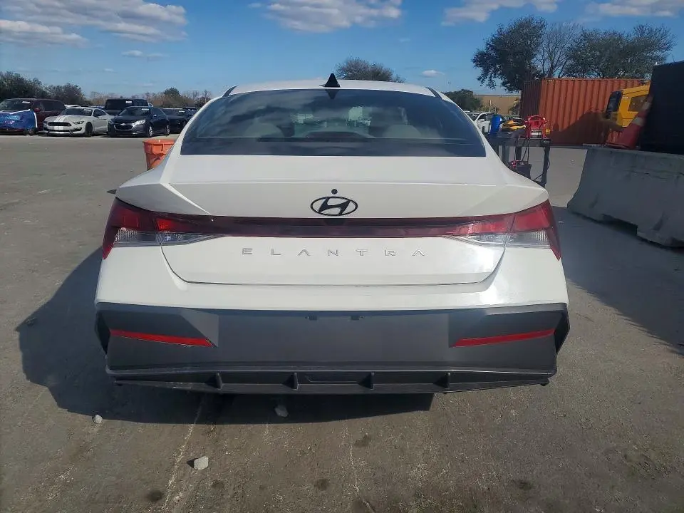2024 HYUNDAI ELANTRA SEL  