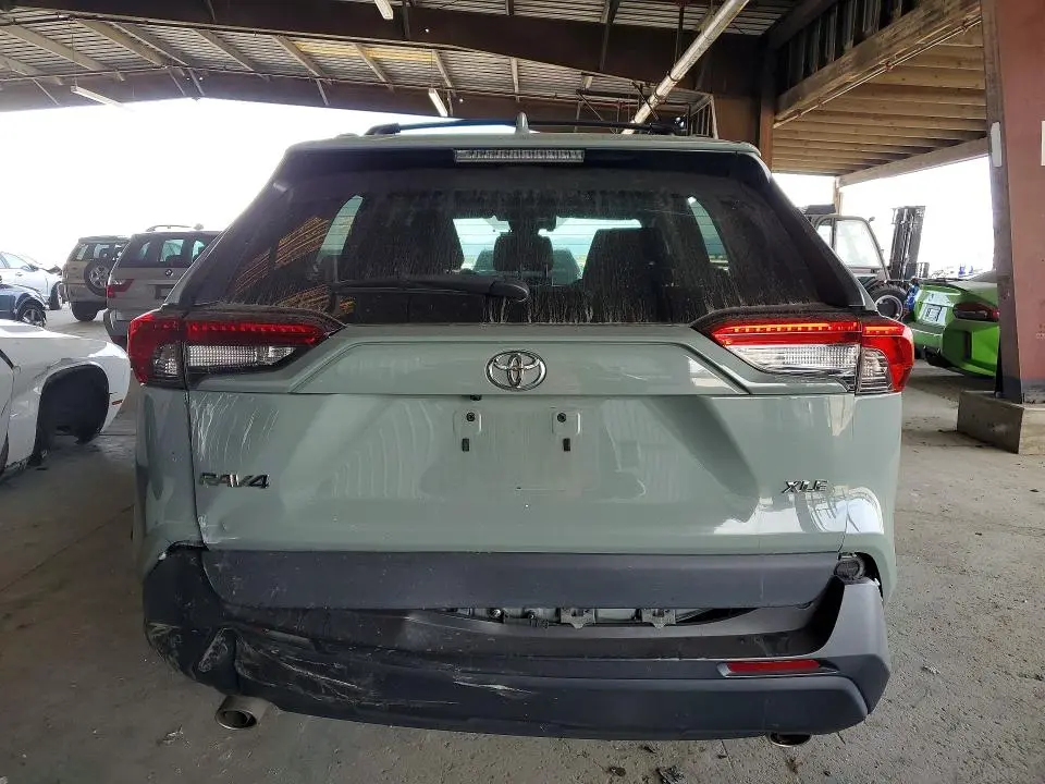 2021 TOYOTA RAV4 XLE  
