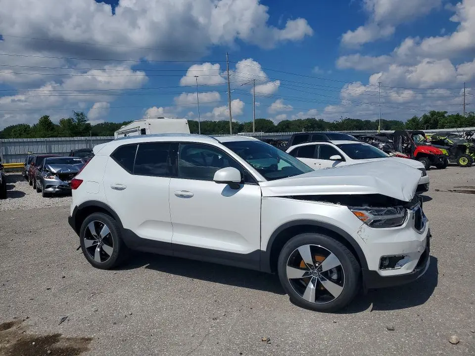 2021 VOLVO XC40 T5 MOMENTUM  
