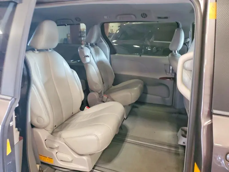 2014 TOYOTA SIENNA XLE 8-PASSENGER  