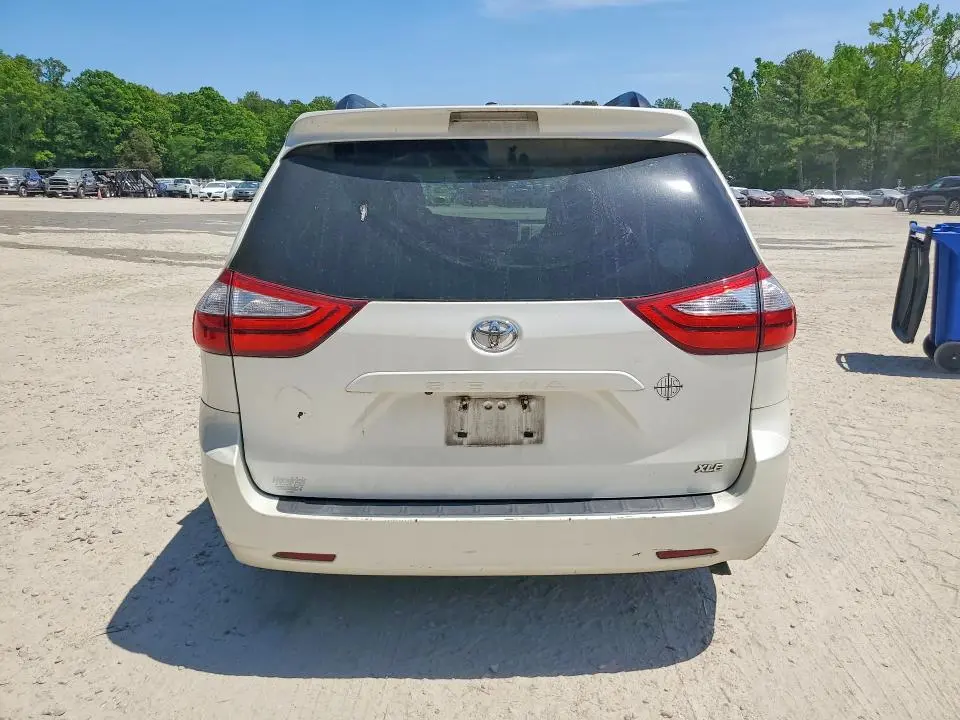 2015 TOYOTA SIENNA XLE 8-PASSENGER  