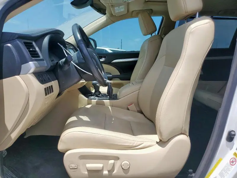 2017 TOYOTA HIGHLANDER SE  