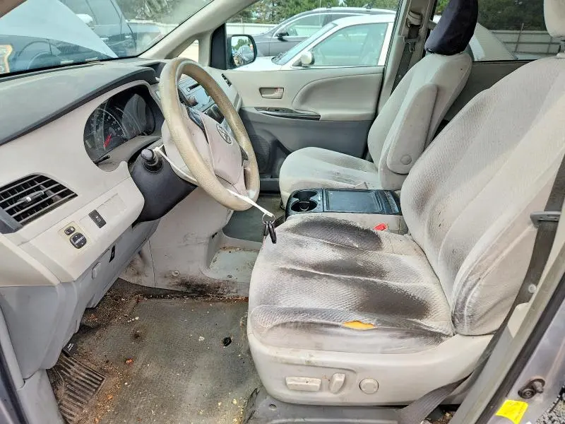 2013 TOYOTA SIENNA LE  