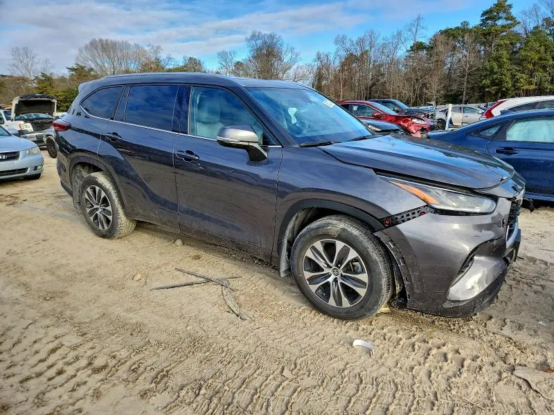2021 TOYOTA HIGHLANDER XLE  