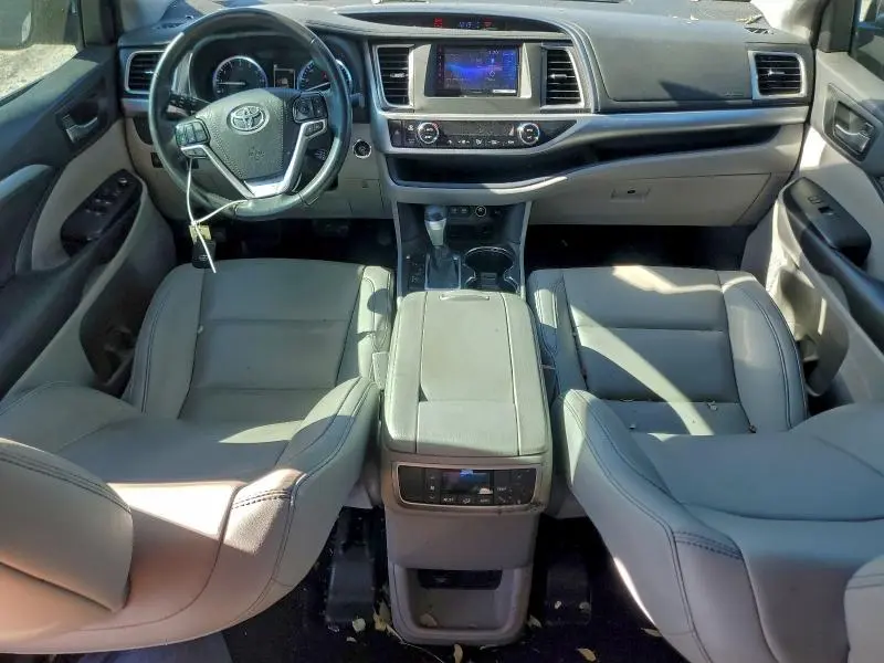 2019 TOYOTA HIGHLANDER SE  