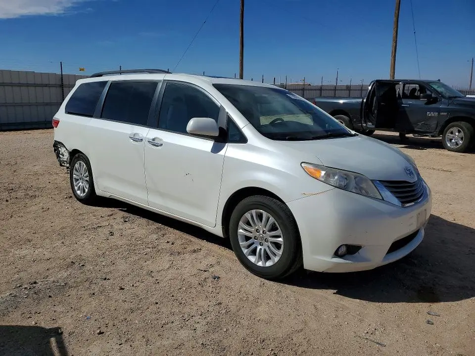 2017 TOYOTA SIENNA XLE  