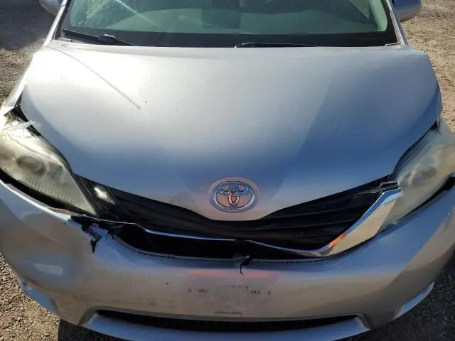 2014 TOYOTA SIENNA LE  