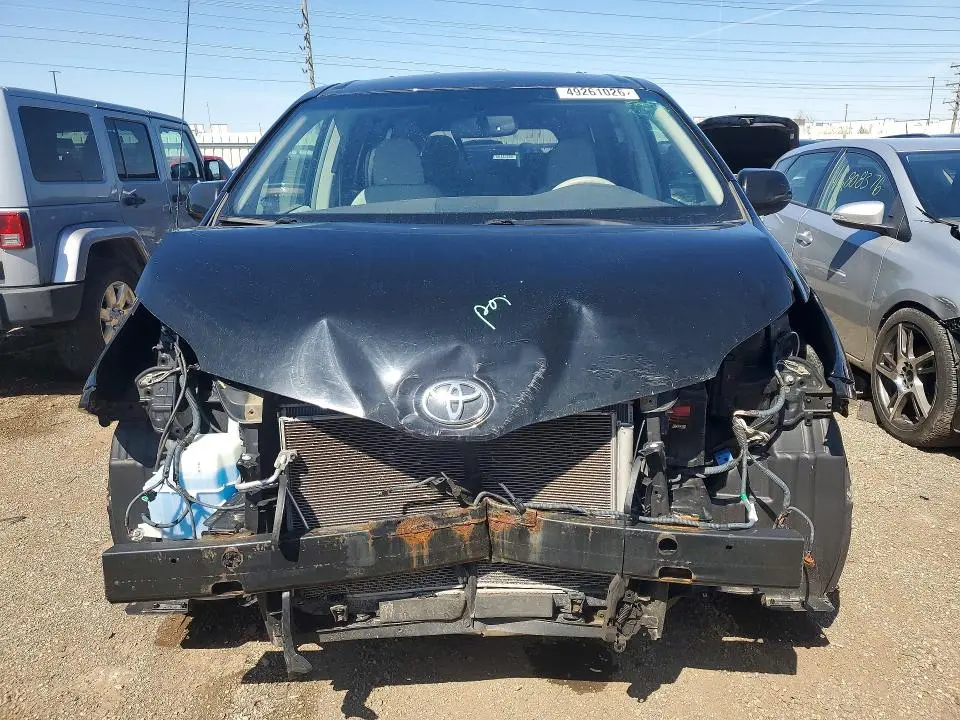 2013 TOYOTA SIENNA LE  