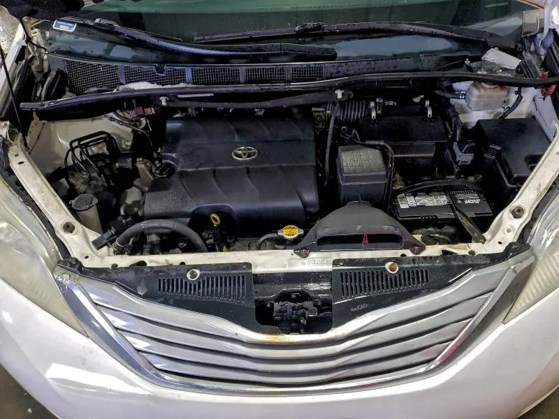 2014 TOYOTA SIENNA LE  