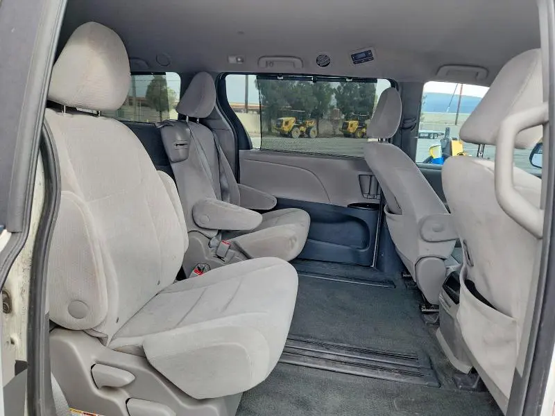 2015 TOYOTA SIENNA LE  