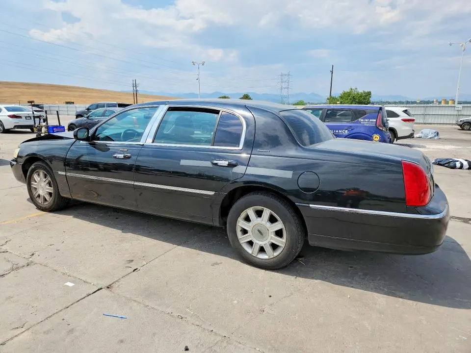 2010 LINCOLN TOWN CAR EXECUTIVE L  