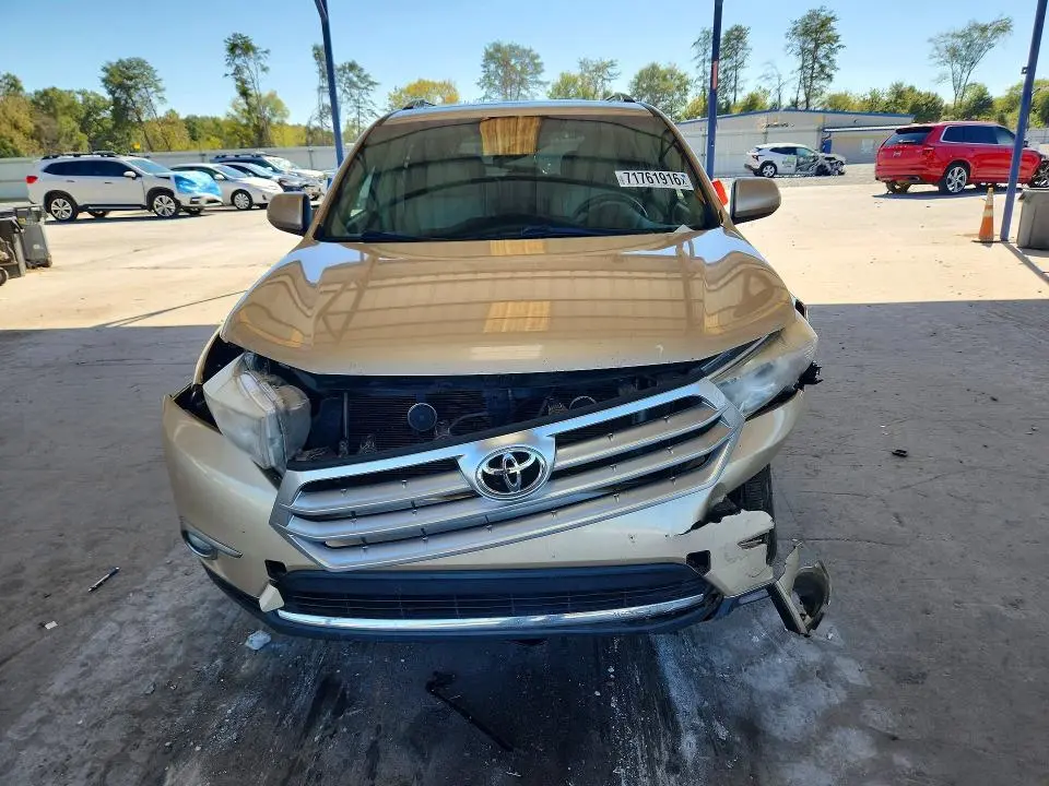 2012 TOYOTA HIGHLANDER SE  