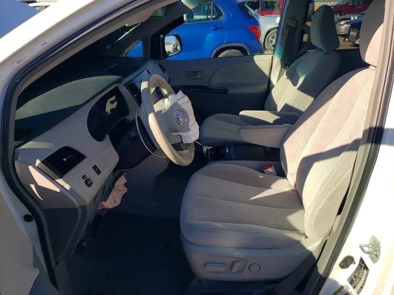 2014 TOYOTA SIENNA LE  