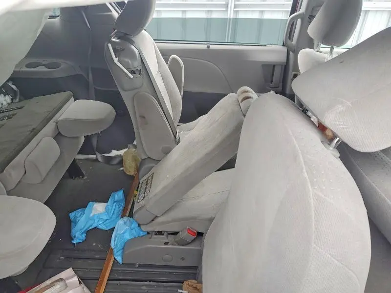 2015 TOYOTA SIENNA LE  