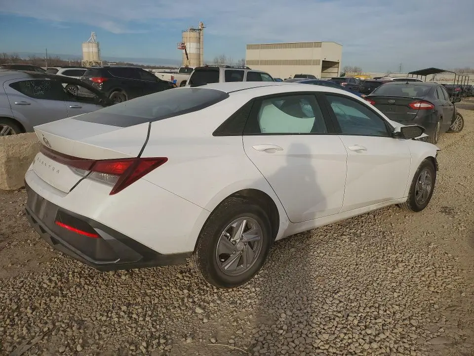 2024 HYUNDAI ELANTRA SE  
