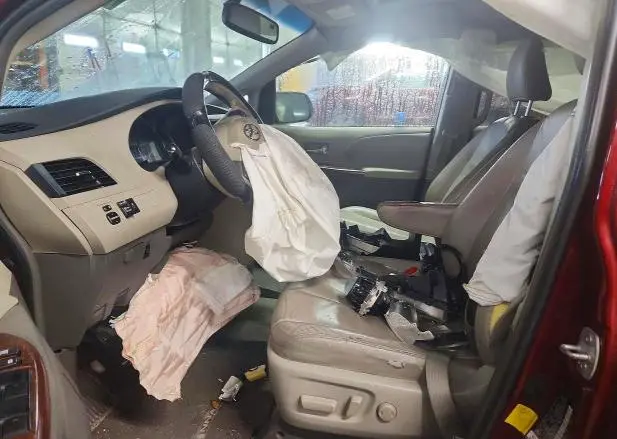 2013 TOYOTA SIENNA XLE 8-PASSENGER  