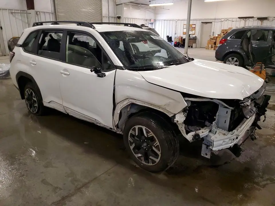 2025 SUBARU FORESTER   