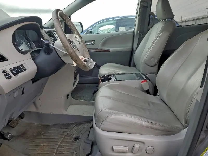 2013 TOYOTA SIENNA XLE  