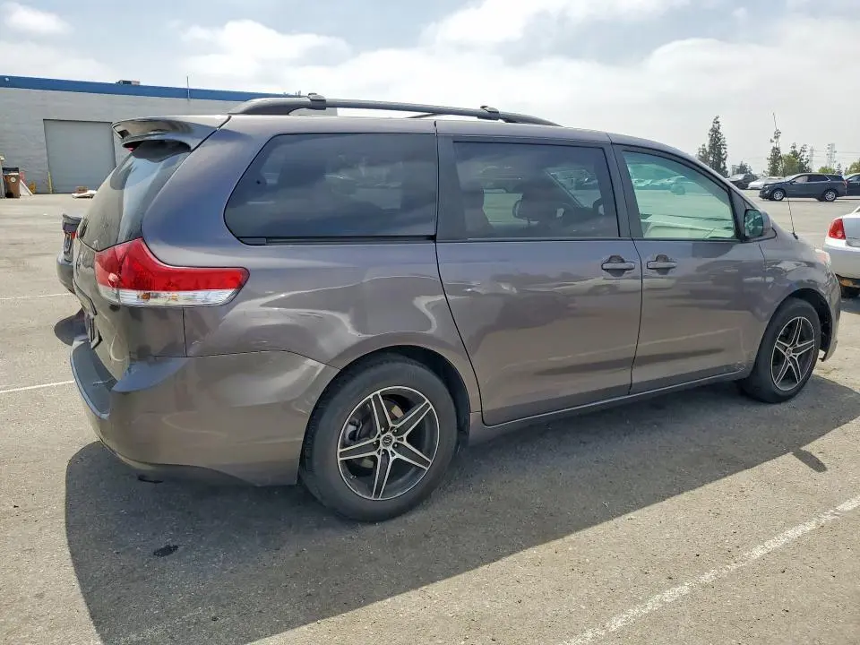 2011 TOYOTA SIENNA LE  