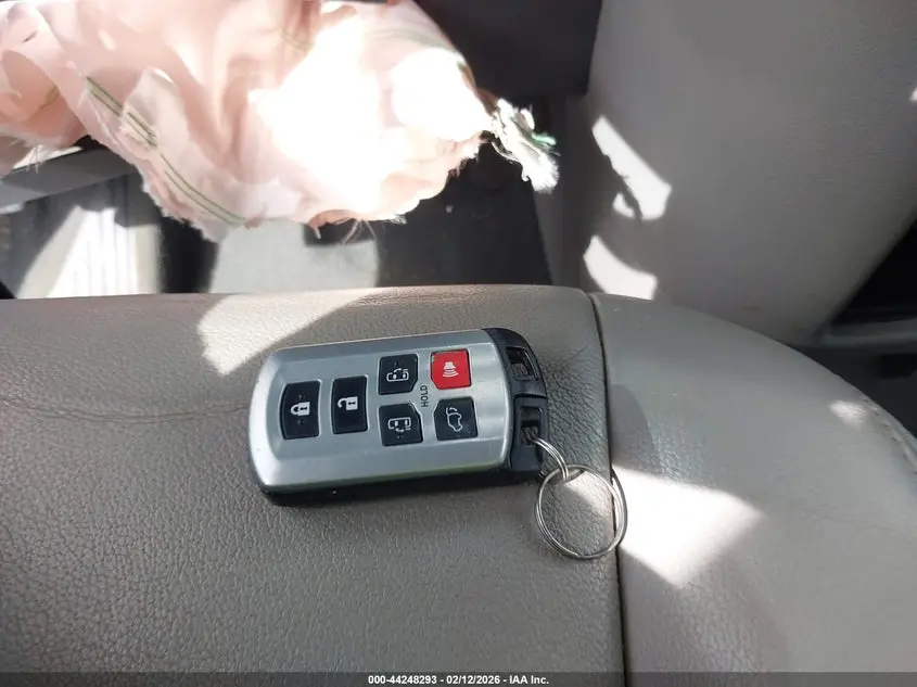 2020 TOYOTA SIENNA XLE