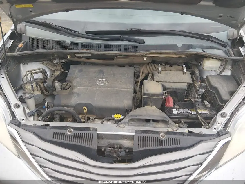 2013 TOYOTA SIENNA XLE V6 8 PASSENGER