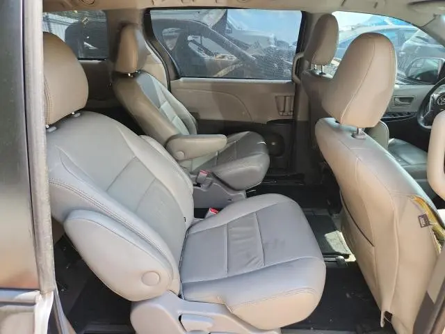 2017 TOYOTA SIENNA   