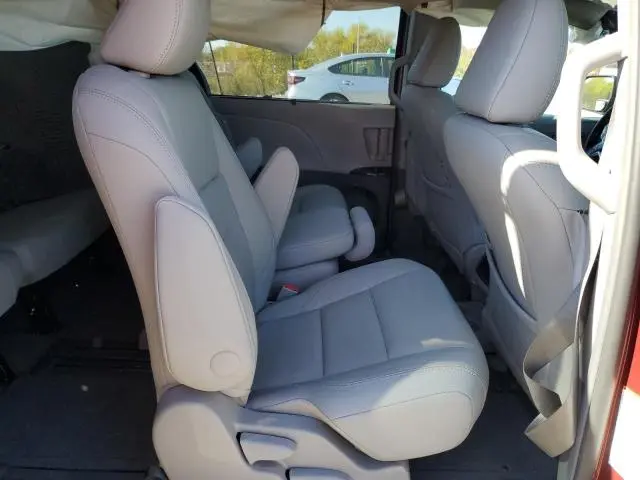 2015 TOYOTA SIENNA XLE  