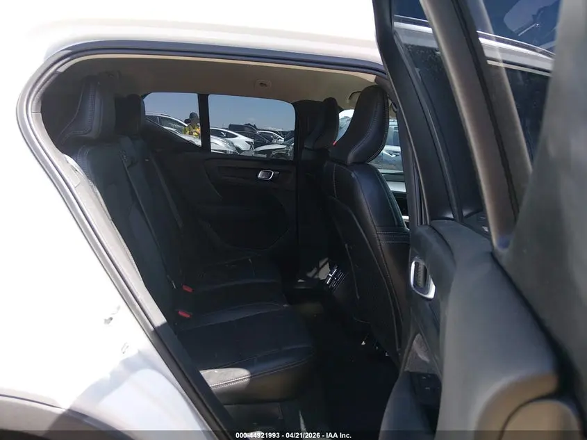 2021 VOLVO XC40 T5 MOMENTUM