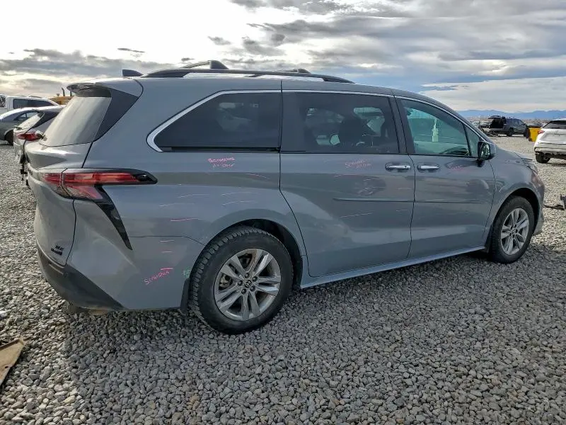 2022 TOYOTA SIENNA WOODLAND EDITION  