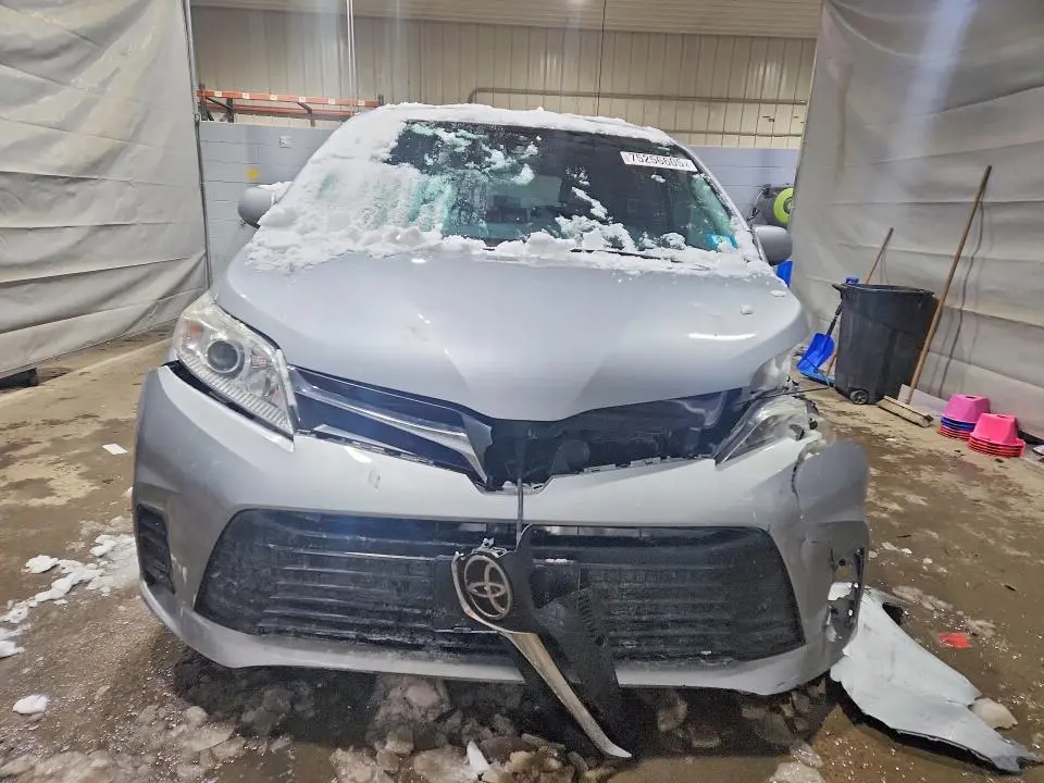 2018 TOYOTA SIENNA LE  