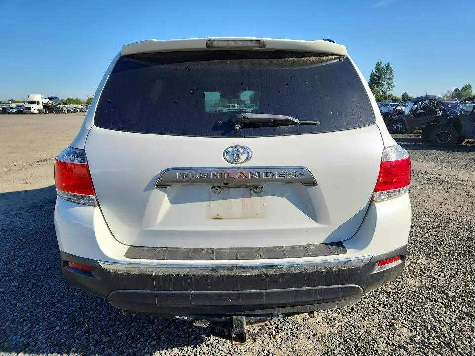 2011 TOYOTA HIGHLANDER SE  