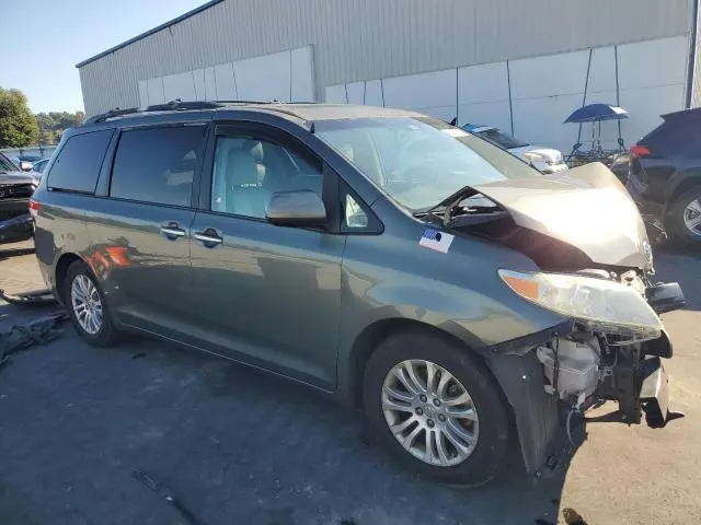 2013 TOYOTA SIENNA XLE  