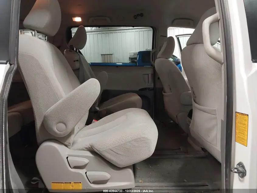 2011 TOYOTA SIENNA LE V6