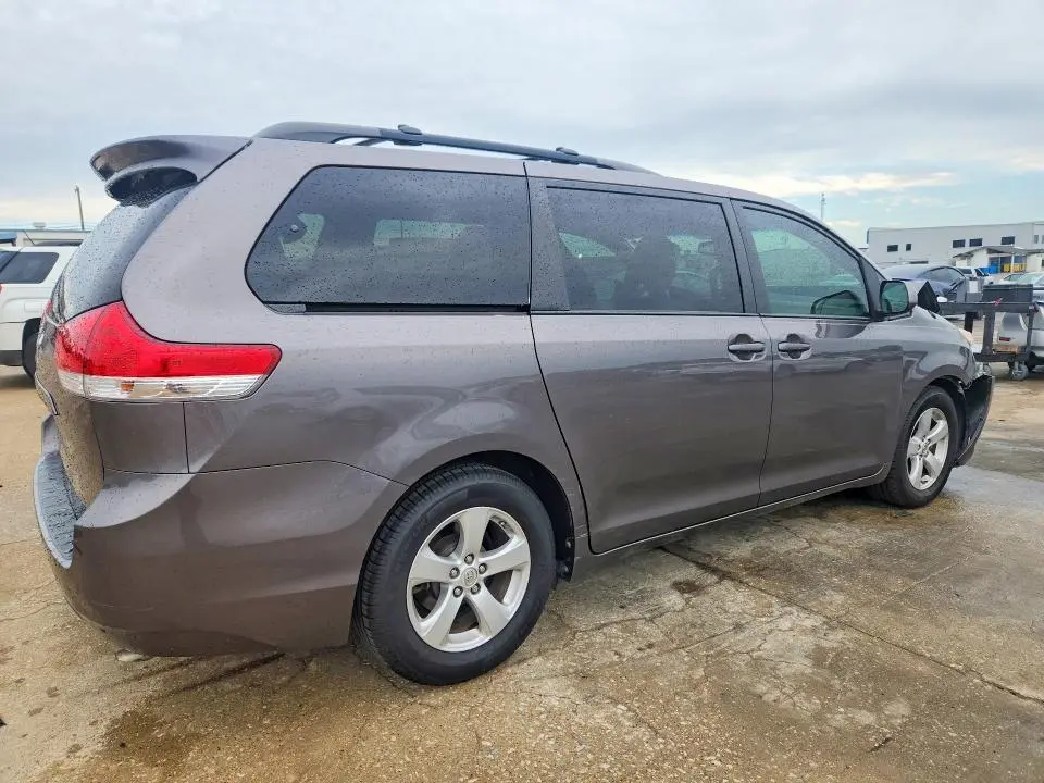 2013 TOYOTA SIENNA LE 8-PASSENGER  