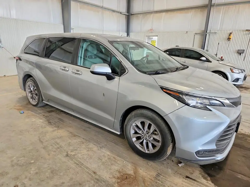 2022 TOYOTA SIENNA LE  