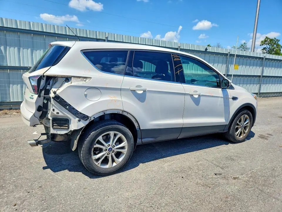 2017 FORD ESCAPE SE  
