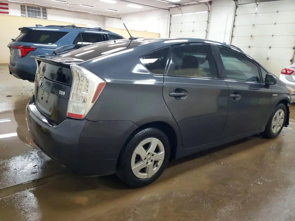 2010 TOYOTA PRIUS III  