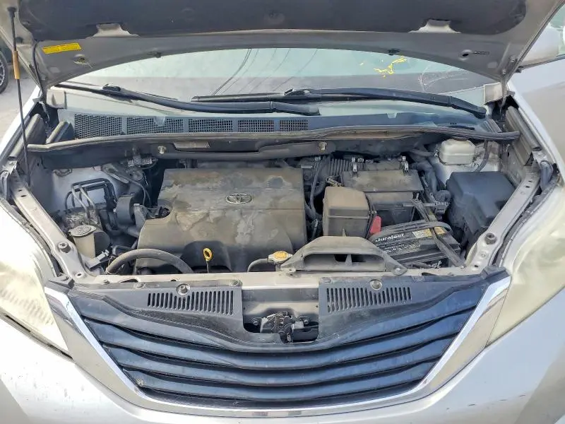 2013 TOYOTA SIENNA LE  