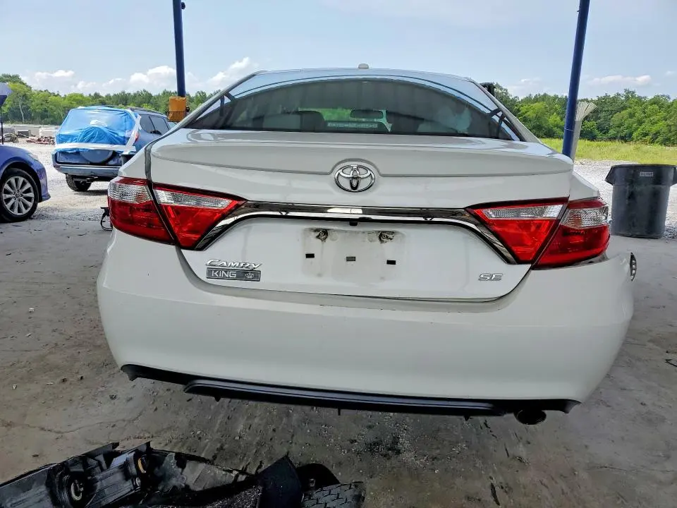 2016 TOYOTA CAMRY SE  