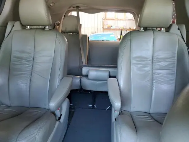 2011 TOYOTA SIENNA XLE  
